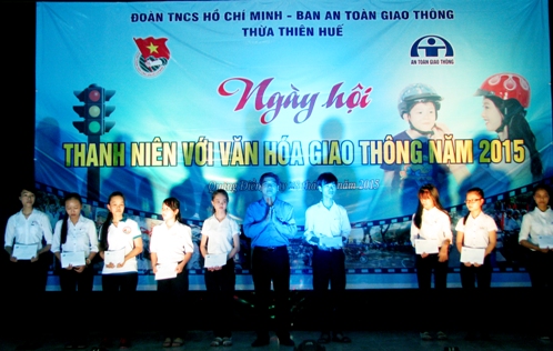Đồng chí Nguyễn Chí Tài, Ủy viên BCH Trung ương Đoàn, Bí thư Tỉnh Đoàn trao quà cho các em học sinh có người thân bị tai nạn giao thông
